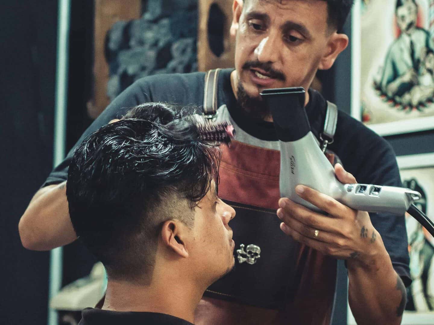 Barbier mit Föhn