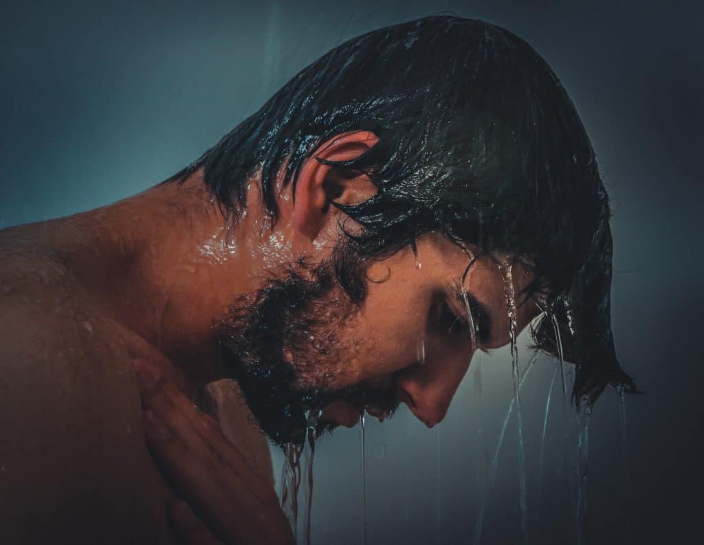 Mann unter Dusche