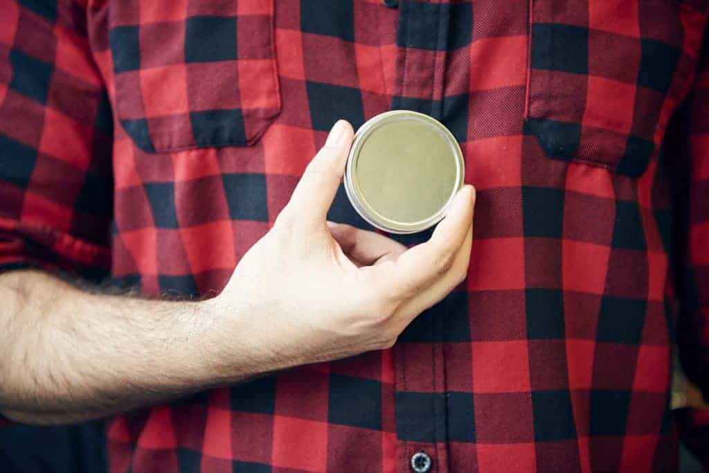 Bartbalsam in der Hand