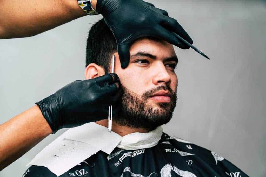Barbier schneidet Bart
