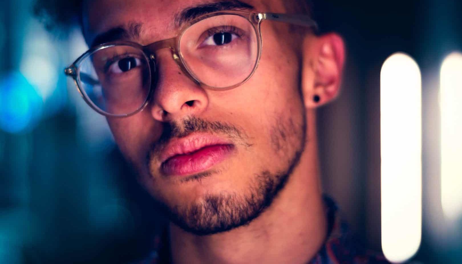 Mann mit Lücken im Bart und Brille
