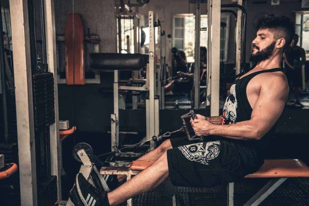 Mann mit Bart betreibt Sport