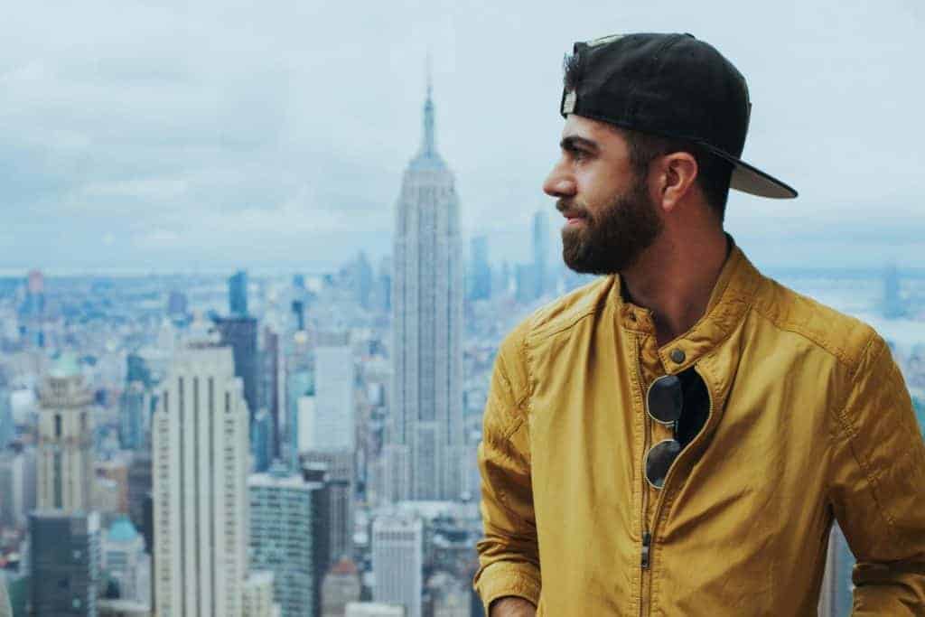 Mann mit Bart und Cap