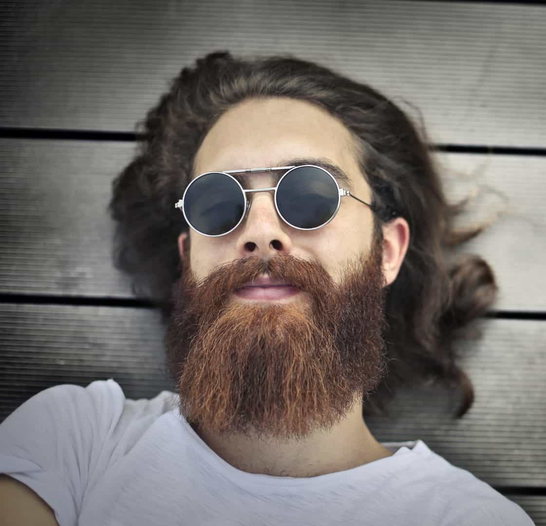Mann mit glattem Vollbart