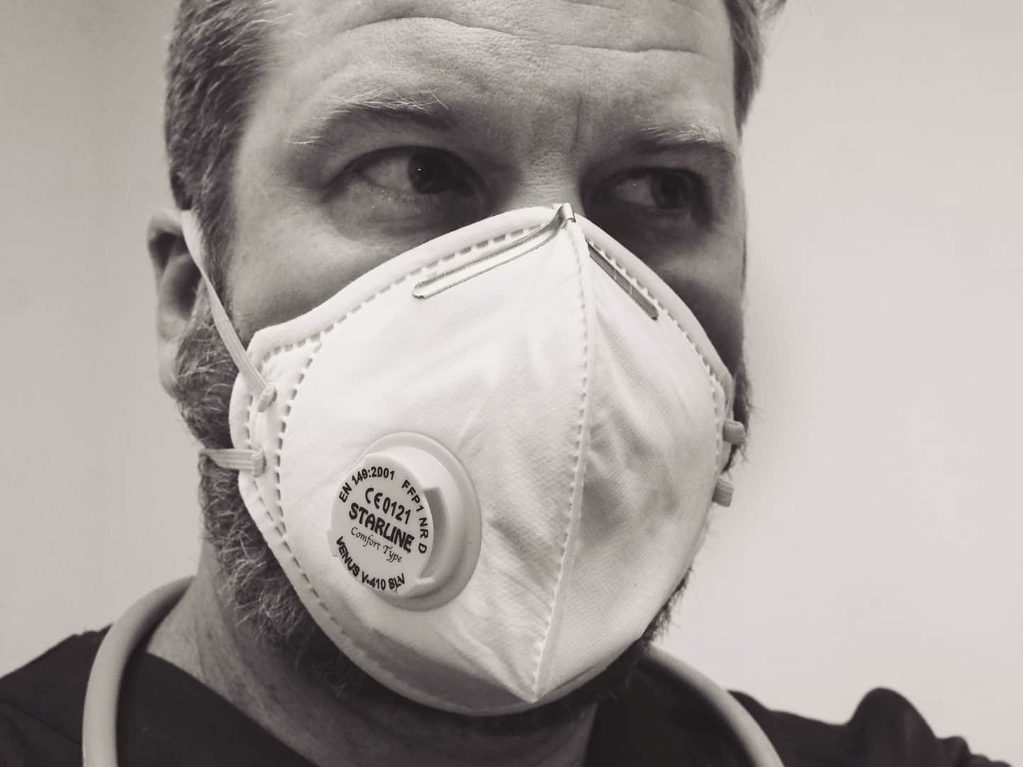Mann mit Gesichtsmaske und Bart