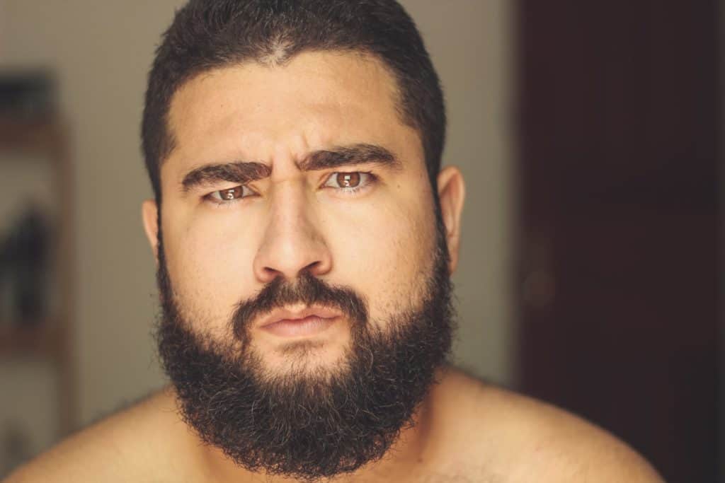 Mann mit Bart und aggressiven Blick