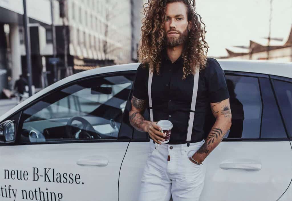 Mann mit langen Haaren