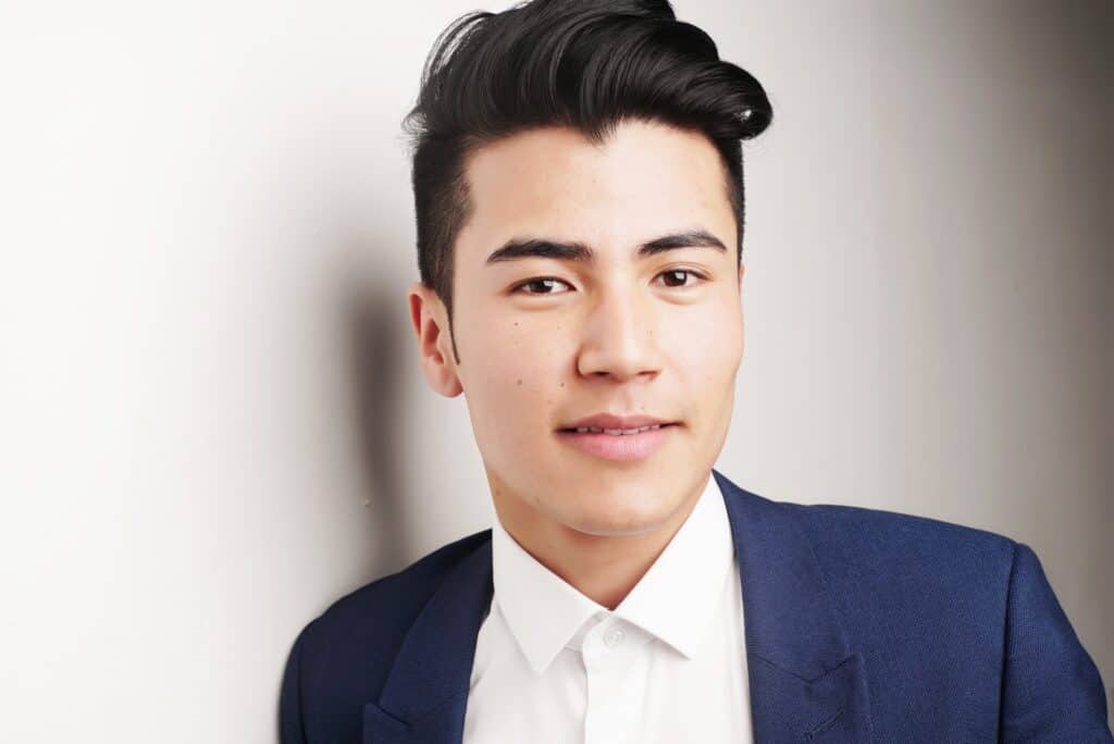 Mann mit Undercut