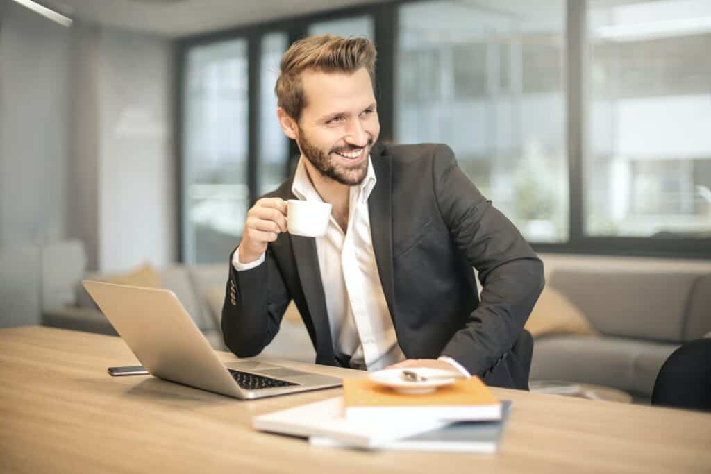 Mann mit gestylter Frisur und Tasse in der Hand